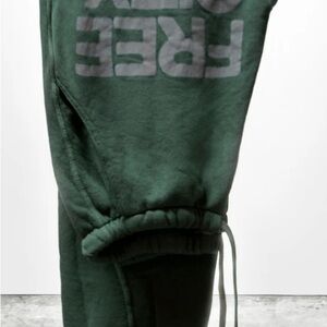 FREECITY Unisex SUPERFLUFF LUX pocket sweatpant in bush. XS EUC.